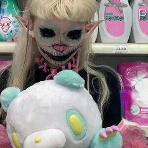 Meet your Posher, Eva